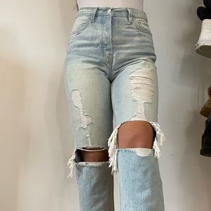 LIGHT WASH RIPPED STRAIGHT LEG JEANS